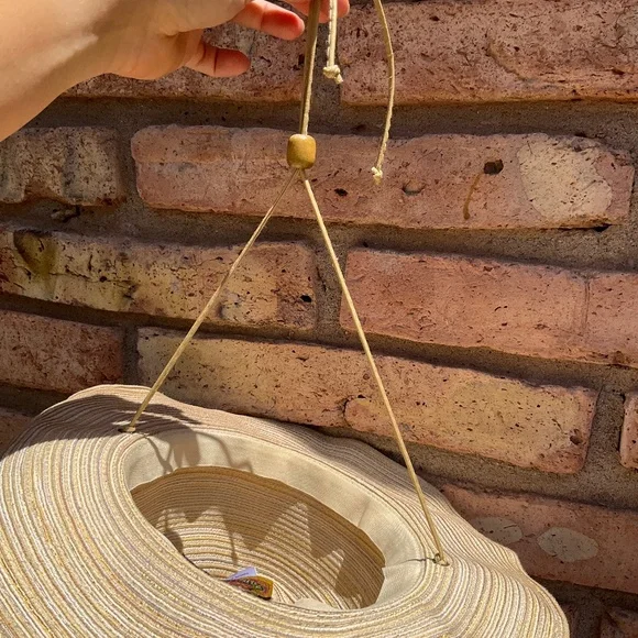 🐚 Scala Hat with FREE Shell Pin - Picture 8 of 12